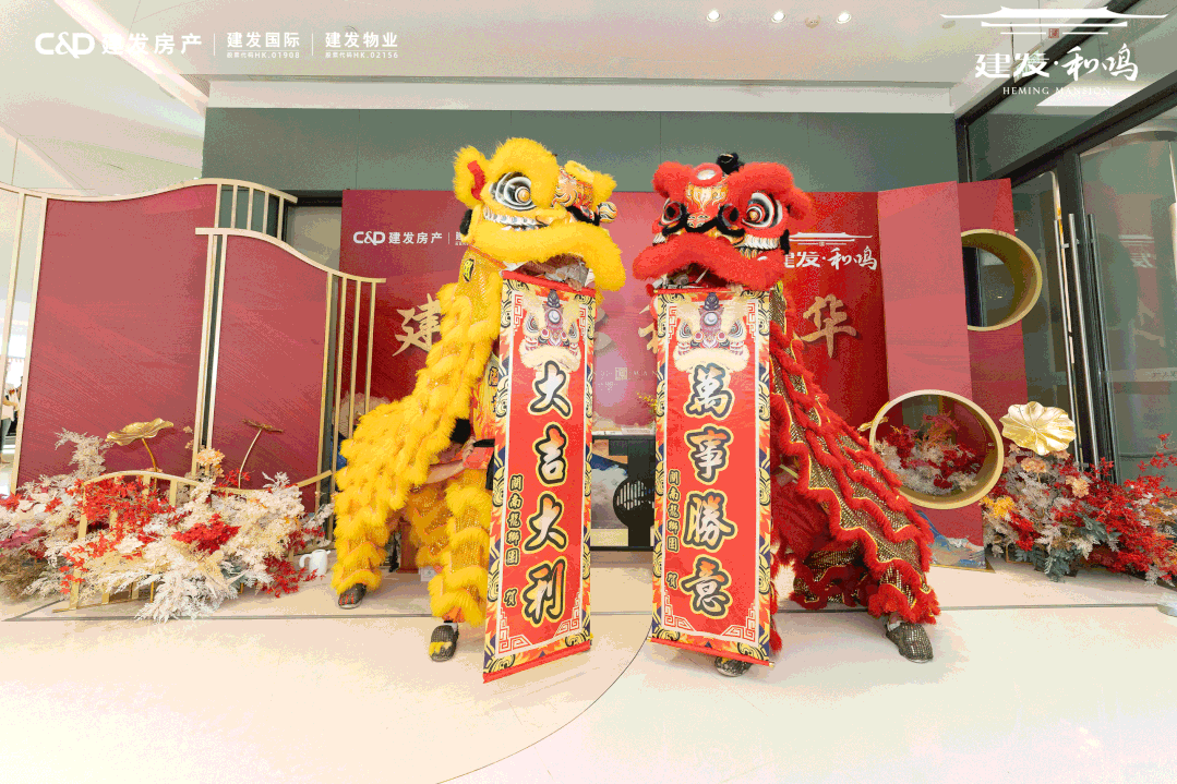 静模,绰约风姿,以眉目传神,指尖点韵,让来宾沉醉于无声的东方神韵之中