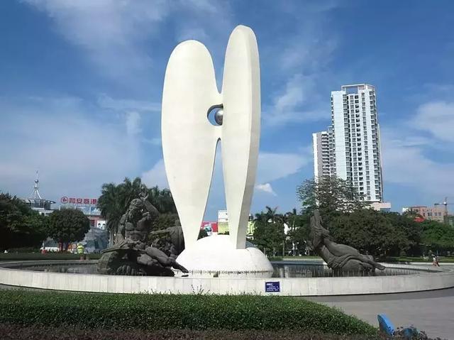 广场矗立着米高的巨型人工珠贝雕塑