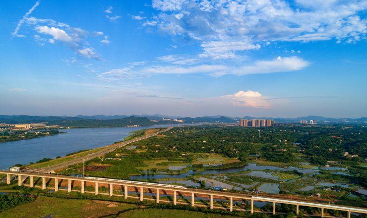 船行山路以南,周边拥有昭山风景区,兴马洲,兴隆湖,湘潭北站,潭州大道