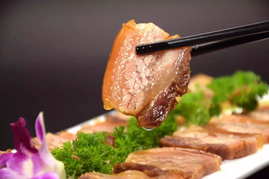 攀乡油底肉,是四川省攀枝花市的著名特产,该品具有肉耙,皮糯,满口溢香