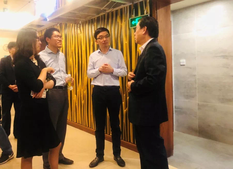 图为锦江国际集团董事长俞敏亮一行参观完样板间后连连称赞