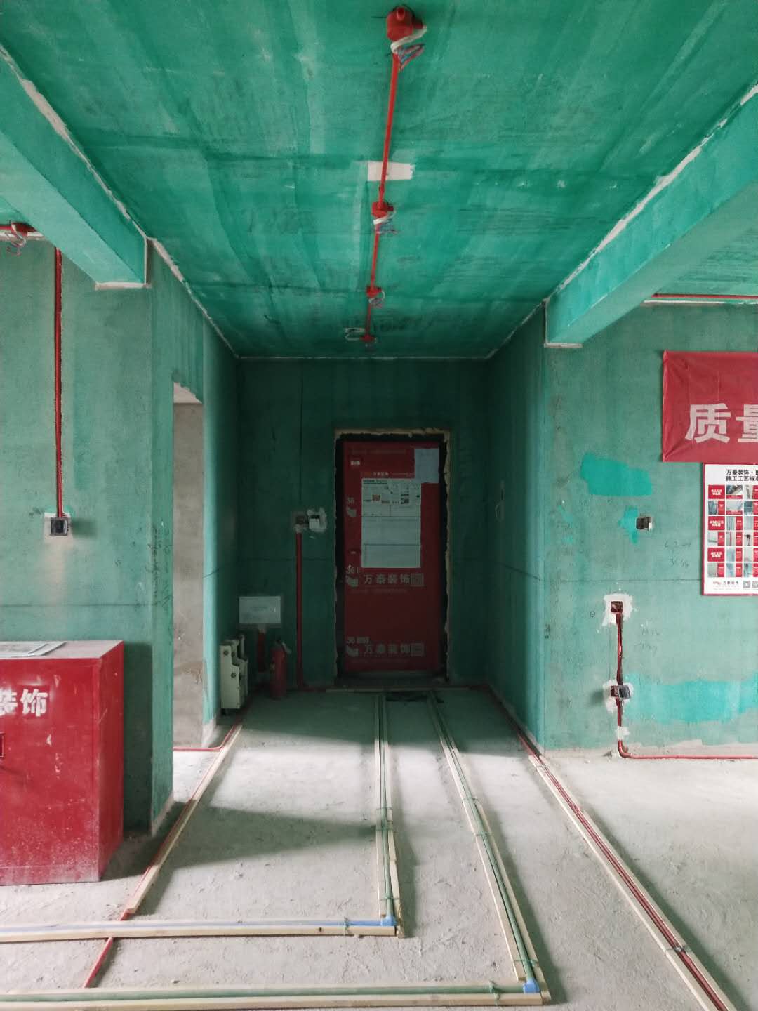 工人正在进行墙面的找平处理,材料堆放整齐有序,油工完毕就能看到