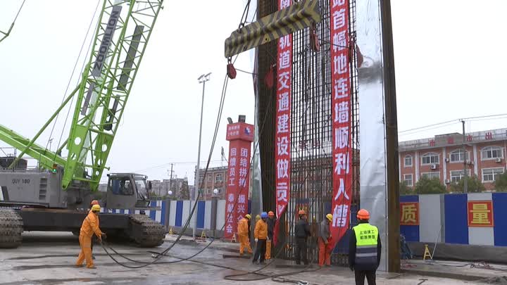 南通轨交2号线园林路站:首幅地连墙钢筋笼成功吊装入槽