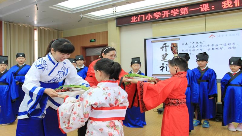 济宁小学生开学有新意学习古代礼仪感受浓浓中国风