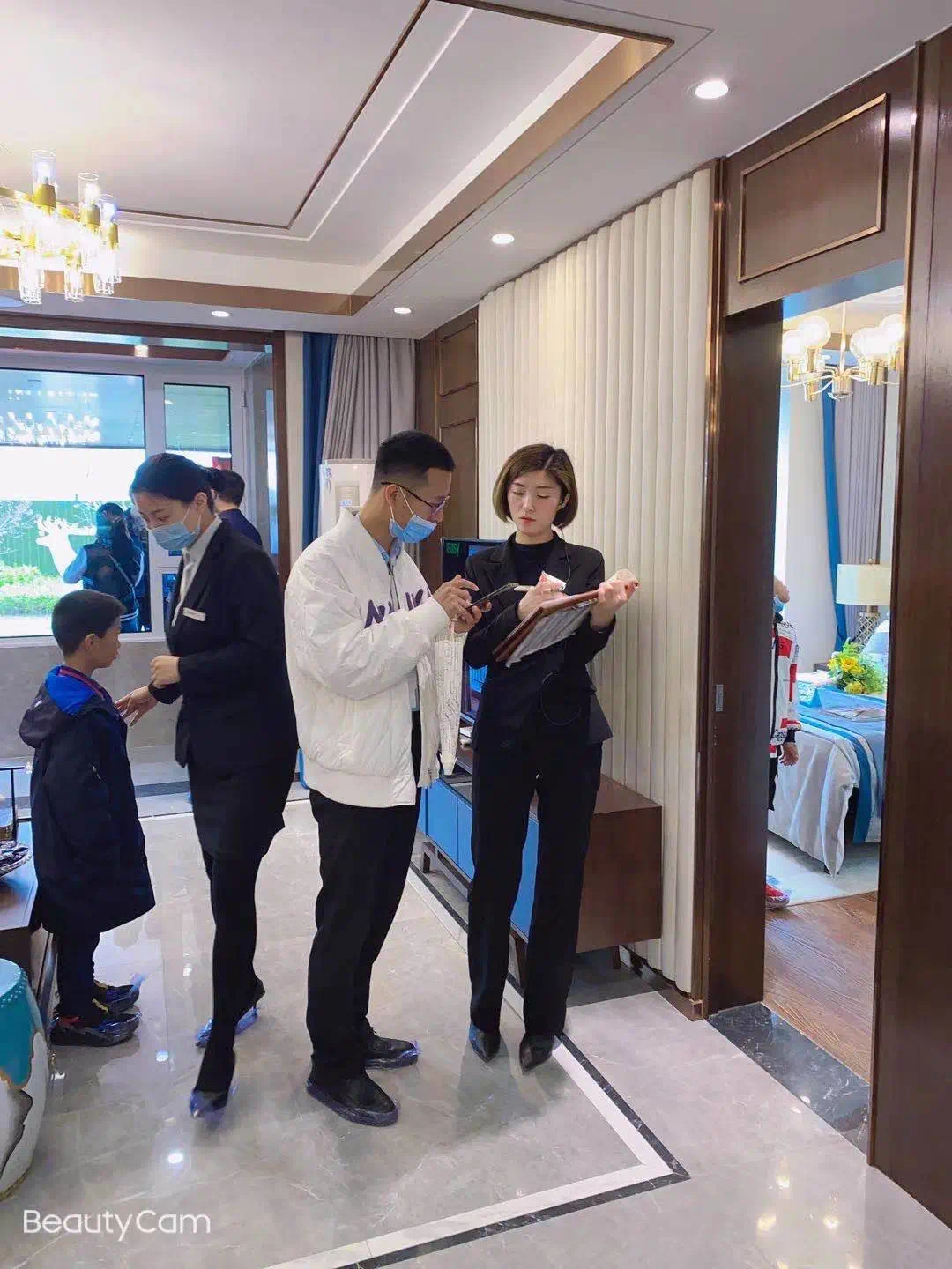 活动现场聚集了众多客户咨询,购买香溪名旭-悦居项目工作人员热情接待