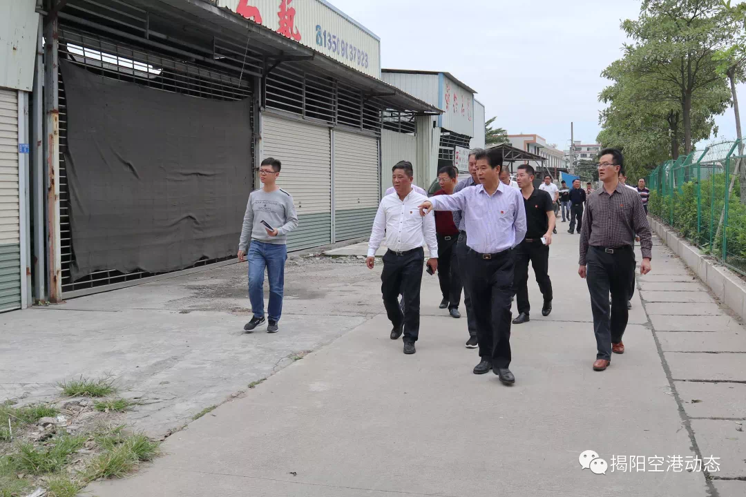 空港经济区全力推进辖区内主要道路路边泥沙清洁工作