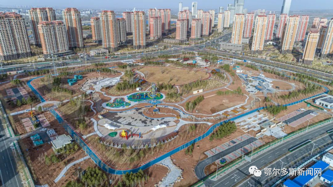 伊旗水岸新城正在建中心公园,cbd地下人行通道,麦当劳