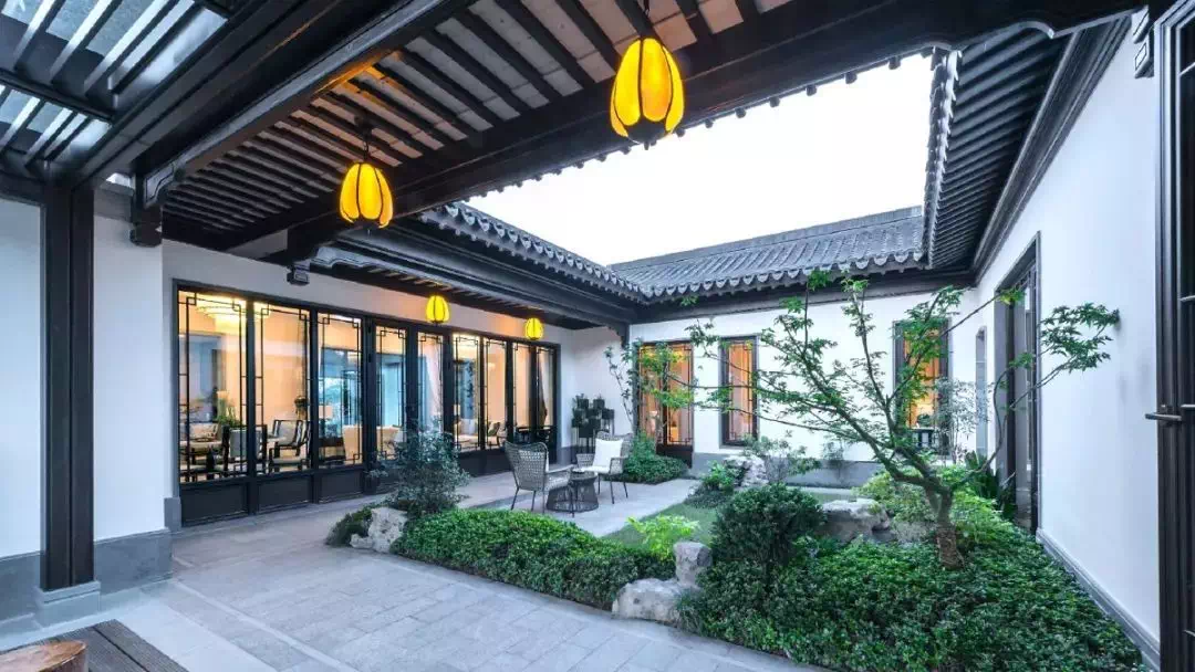 绿城中式实景图这时候,在它附近的别墅物业最多也就5万/平米,然而