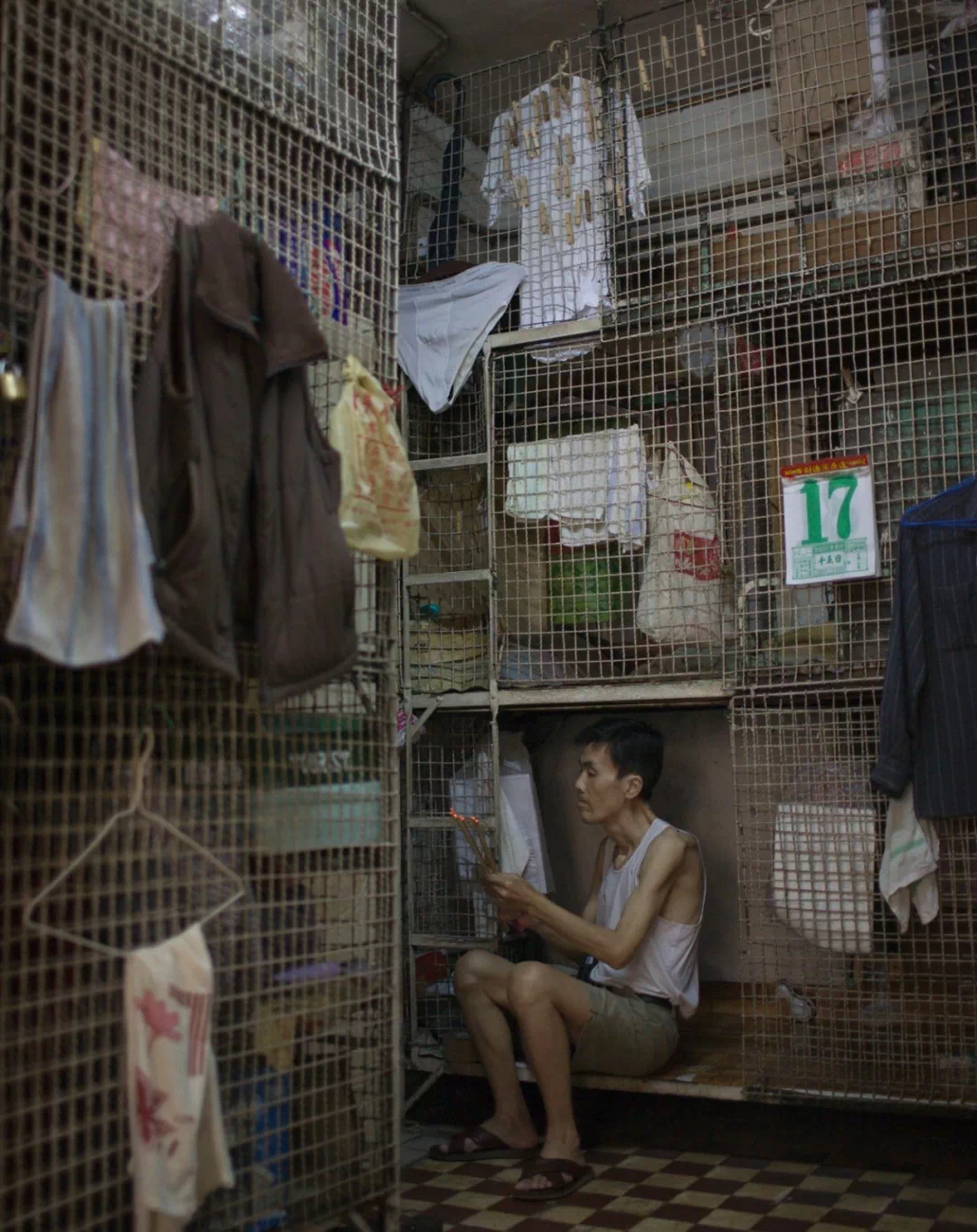 其实,香港笼屋最早出现在1950年代,是用作外来劳工的临时住宿.