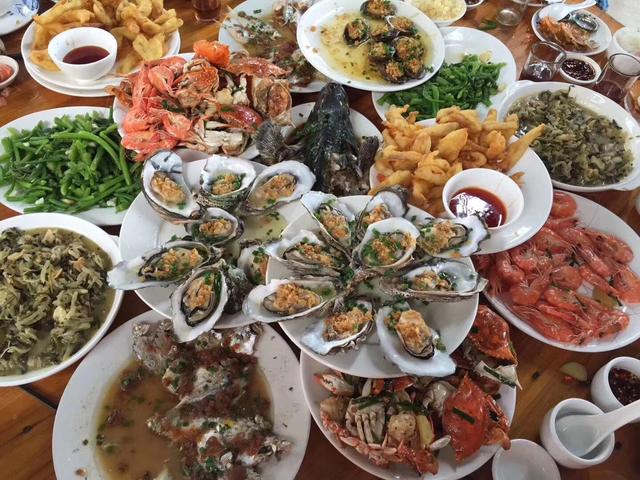 朋友昨天在防城企沙镇吃的海鲜,猜猜这一桌多少钱