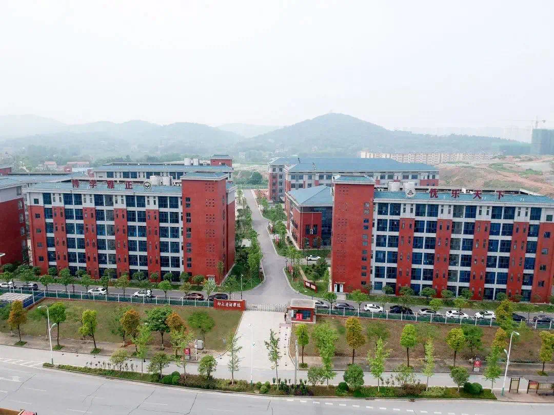 直线距离约300m师大附中南湖学校实景图