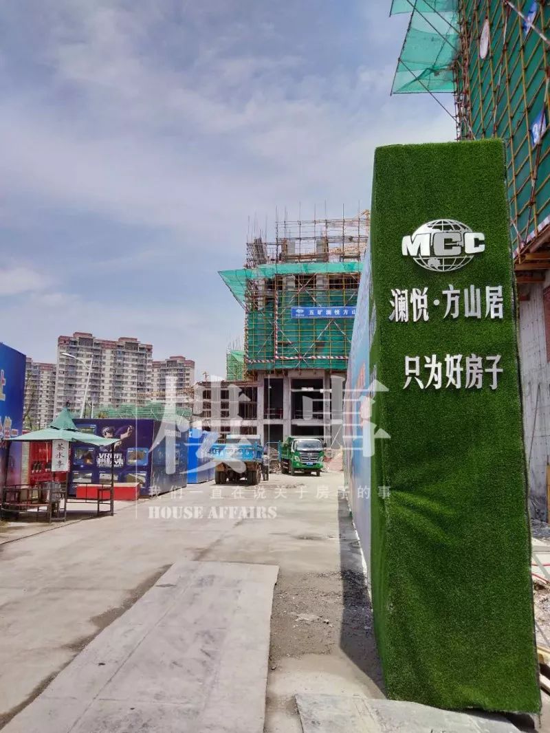 工程进度    售楼处小部分外立面在贴瓷砖  其他楼栋部分已封顶