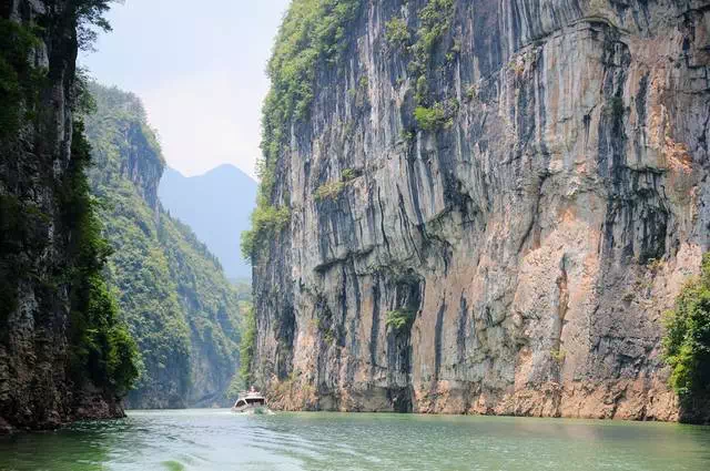 沿河两岸峭壁险峰,飞瀑流泉,山势奇险,河水急湍似箭,猛浪若奔,劈岩穿