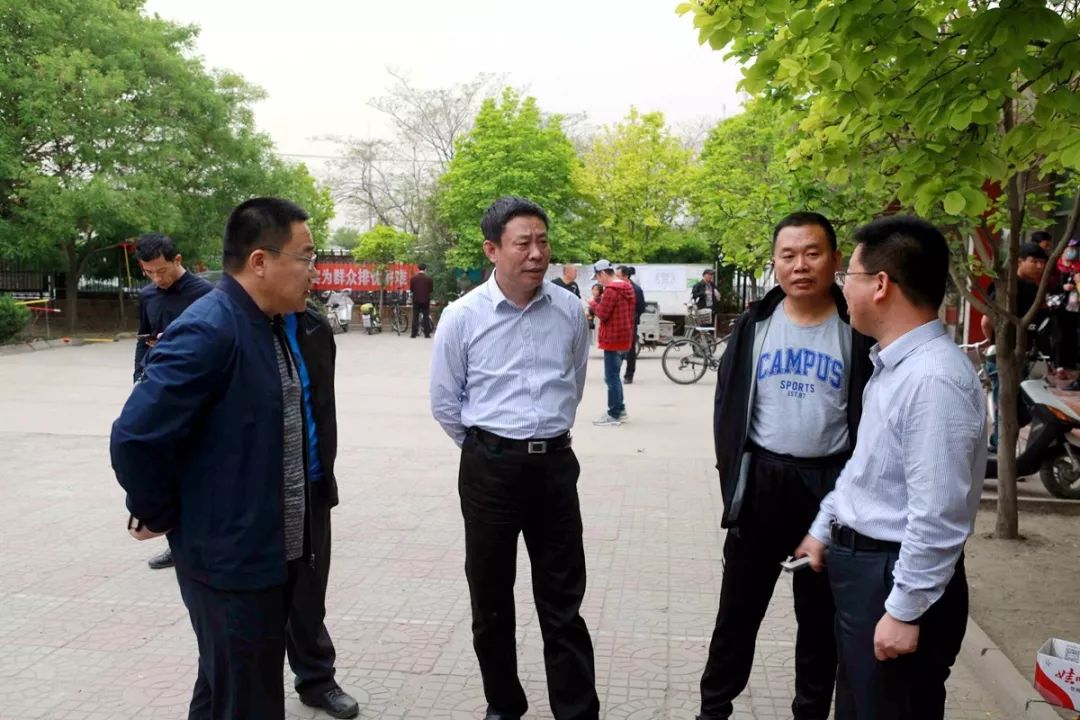 区领导赵立华,孙永才,兰绍光以及9个专职工作组负责人参加会议.