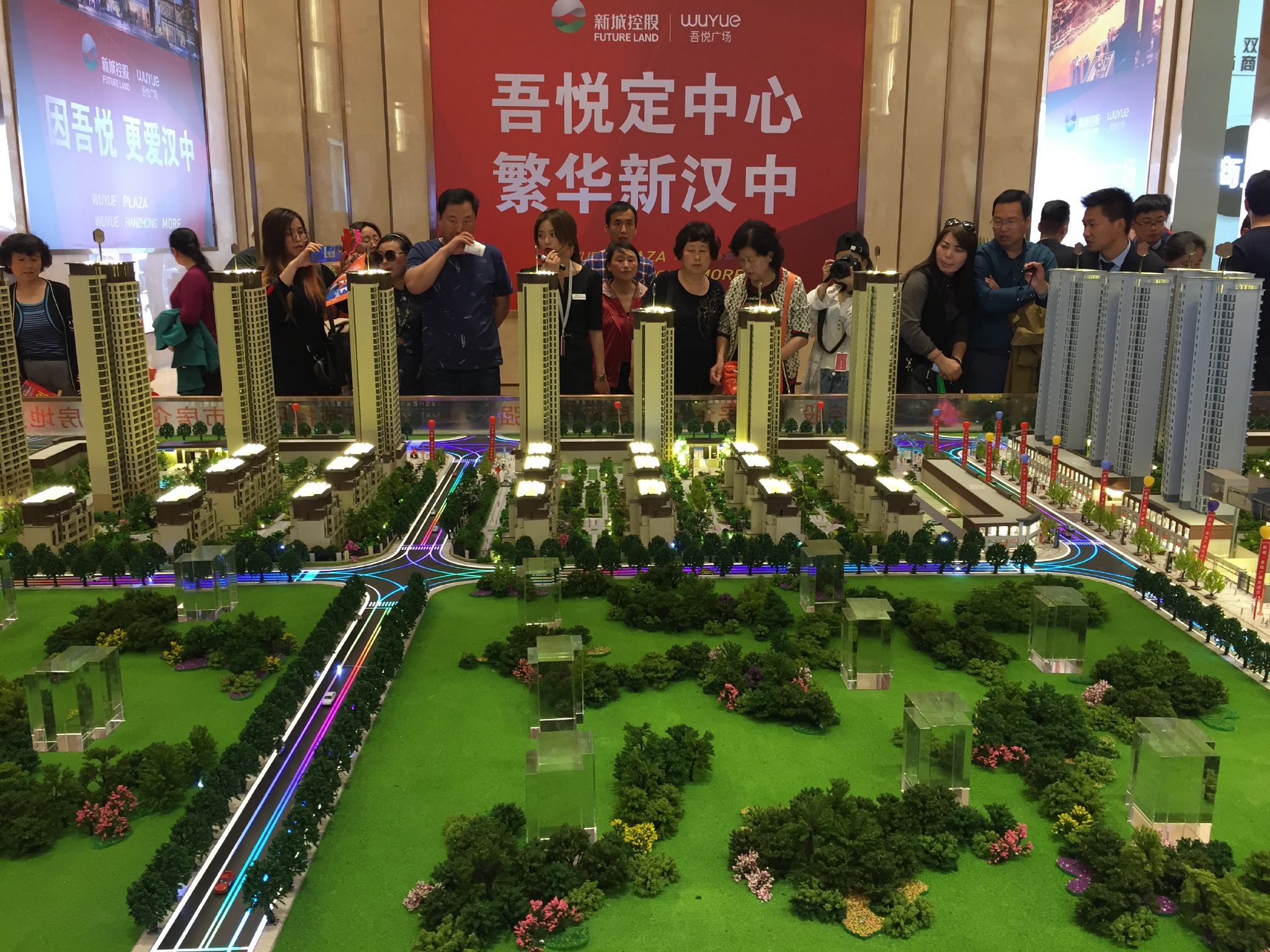 汉中新城吾悦广场营销中心华丽开启,阿杜,金海心双星助阵