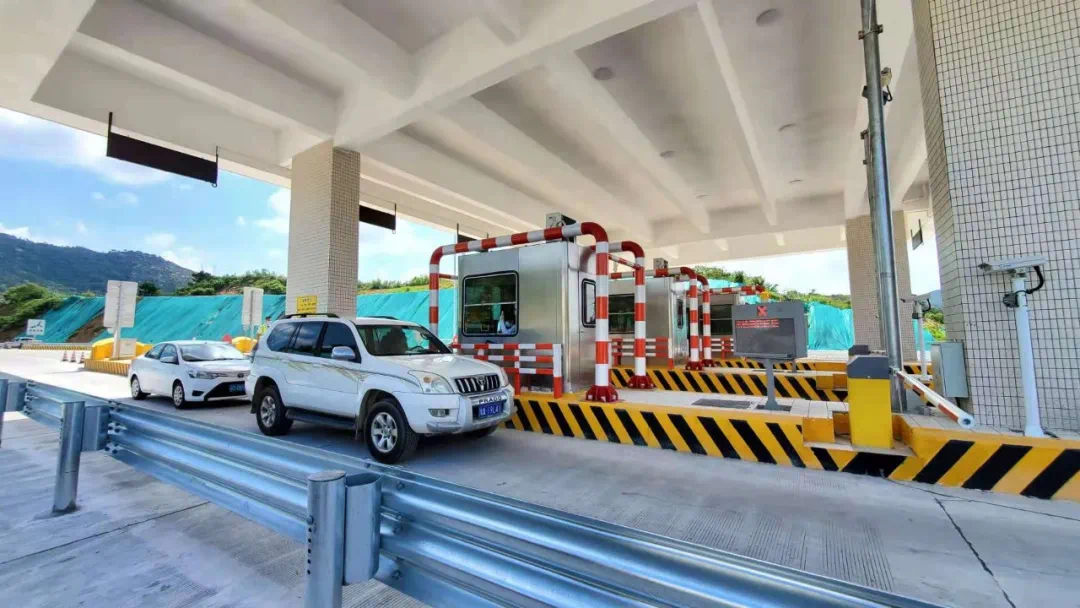 汕湛高速公路和平金浦收费站今天开通