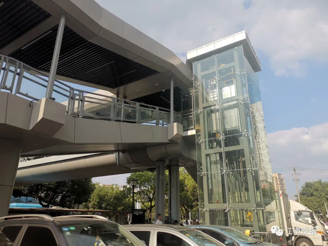 全市首台天桥无障碍垂直景观电梯,正式投入使用!