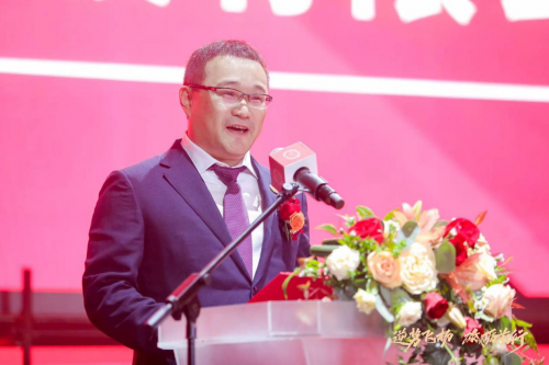 郑炎坤先生上台致辞,分享合利·天德广场在短短一年时间内"逆势飞扬"