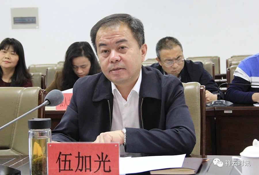 县人大常委会主任伍加光汇报了祥云县人大常委会相关工作开展情况.