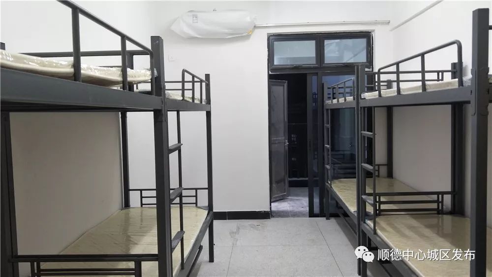 学生宿舍床铺已经安装好,宿舍内还安装了空调哦,夏天可以不用担心被热