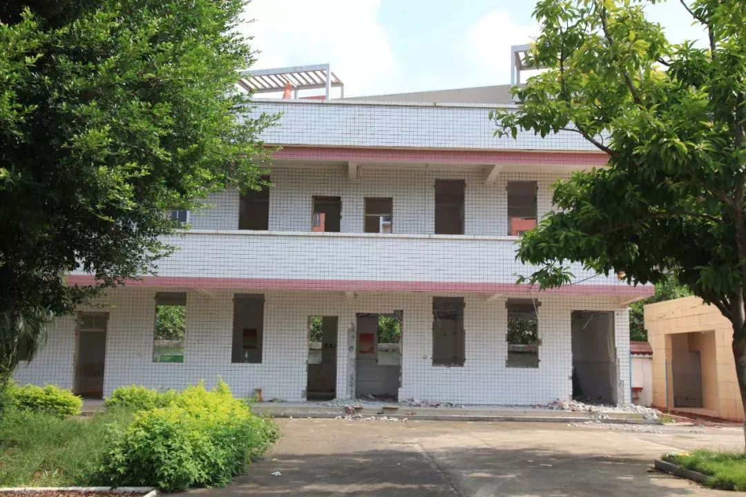 大塘小学现场拆除校舍大塘小学扩建项目位于河源高新区高新六路大塘村