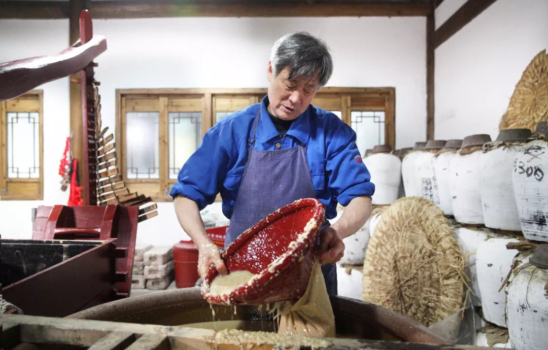 他是 谢守贤—— 古越龙山手工酿酒师,从事 手工酿酒近四十余年.