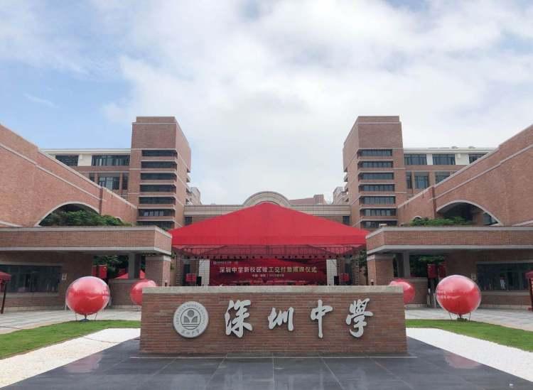 深圳中学新校区位于罗湖区泥岗西路占地面积10.8万㎡,总建筑面积17.
