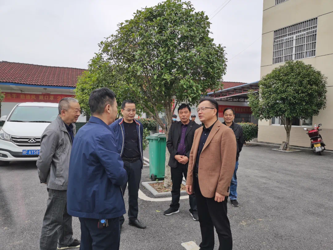 华容县民政局及章华镇相关领导一起参与此次慰问活动.