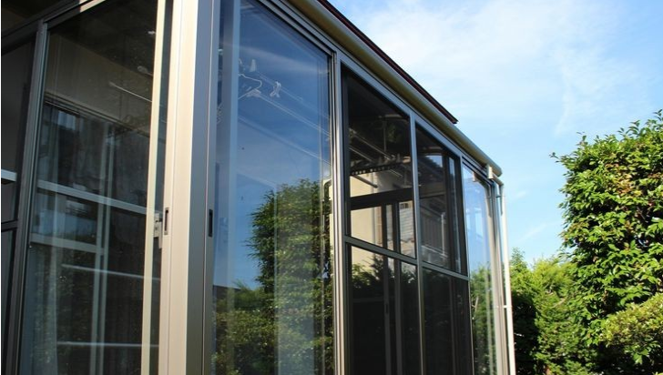 最常见的玻璃种类,规格多为5~6mm玻璃,主要用于外墙的窗户,门扇和
