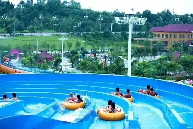 泸州欢乐派海滩公园"磁力弹射加持"水上过山车滑道启动啦!