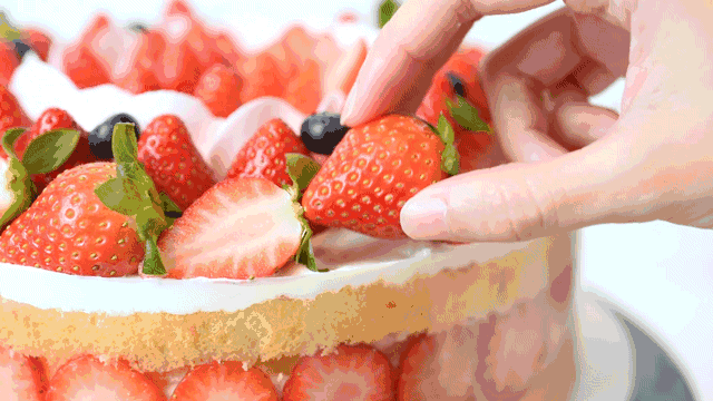 草莓蛋糕用新鲜的草莓做成漂亮的花束,虽没有袭人的花香,却自带清新的