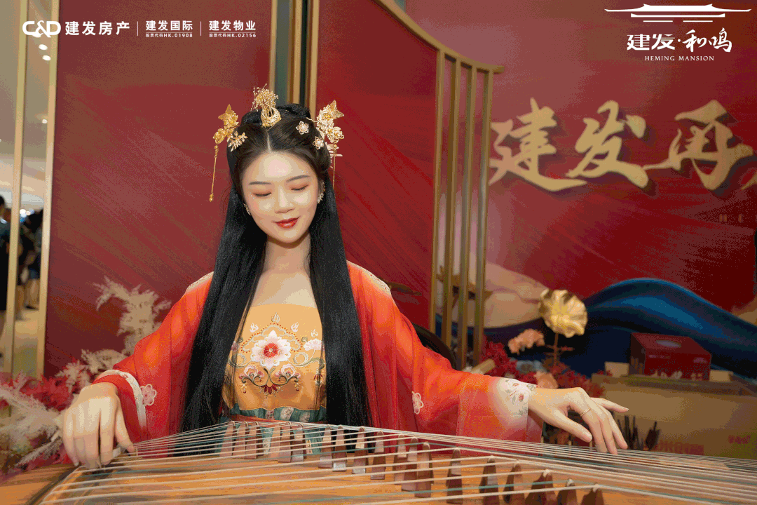 舞蹈与书法相结合,刚柔并济,似飞腾狂草,犹如描画丹青般的行云流水