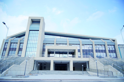 衡阳市中学体艺馆位于市东南区,西靠现代教育技术楼,东临