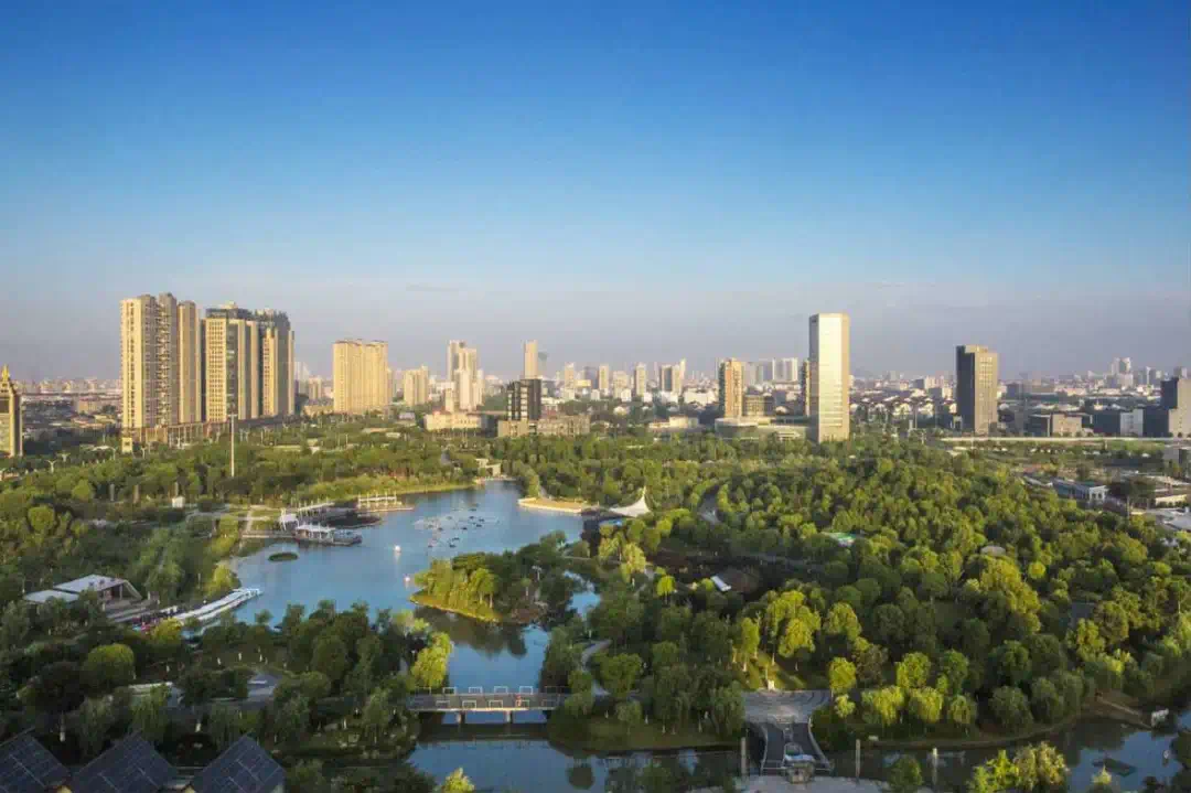 城北,已经在不知不觉之间,成为一块两极化的"磁石:吸引着桐乡的富人