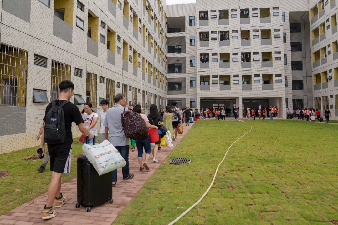 10月7日,广东科贸职业学院清远校区首批新生搬进公寓宿舍.