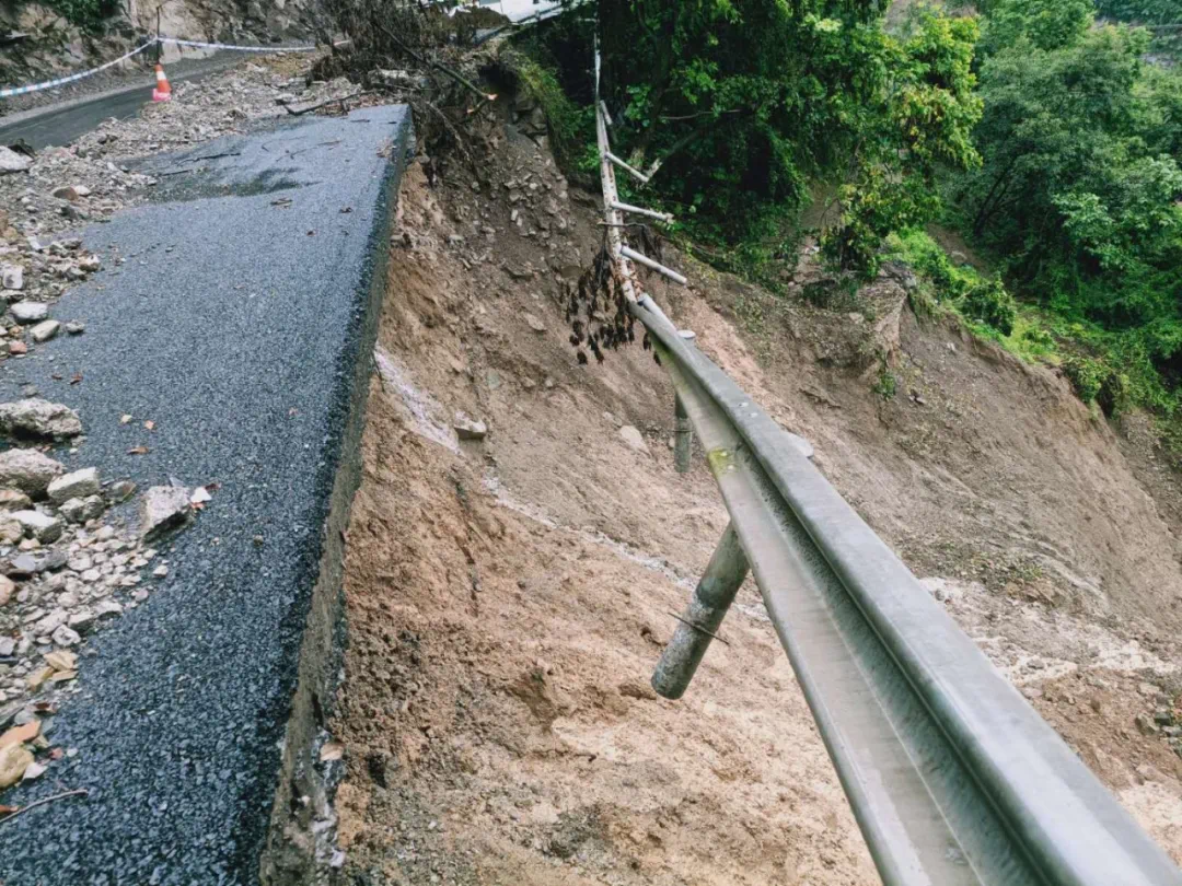 g348国道武大线秭归境两河集镇段(k500 400)因强降雨形成泥石流,导致