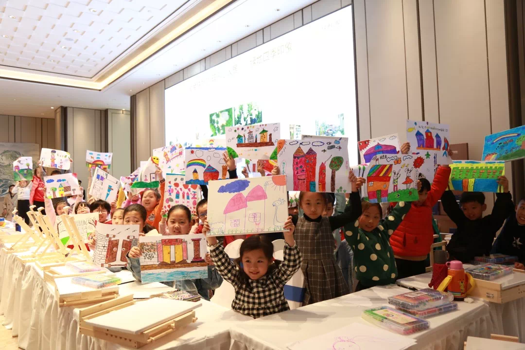 最美的家"幼儿绘画大赛现场,来自我市的50多名学前儿童进行现场比赛