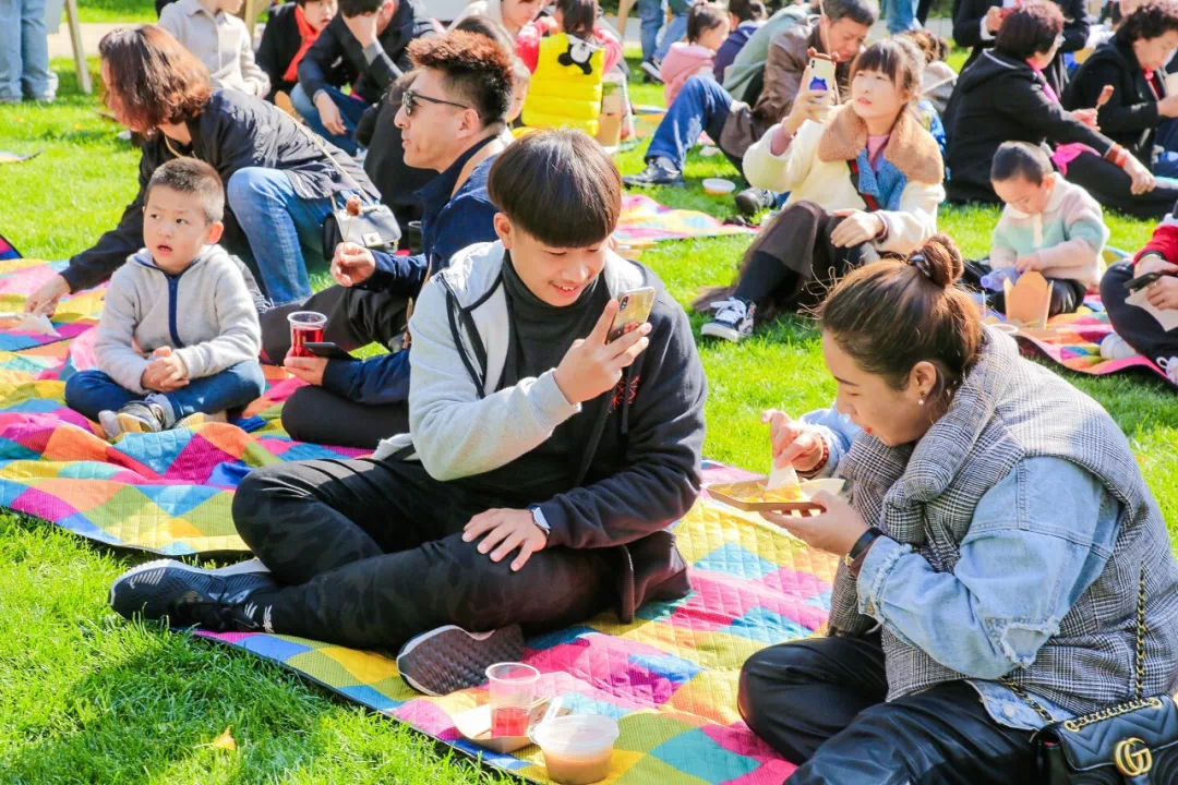 国际美食市集落户君熙的中央草坪啦
