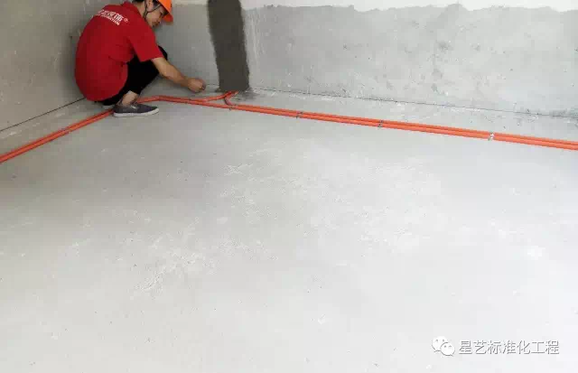 2,弹线均分筋条间距注:筋条与墙体平行间距为100mm,筋条与筋条之间的