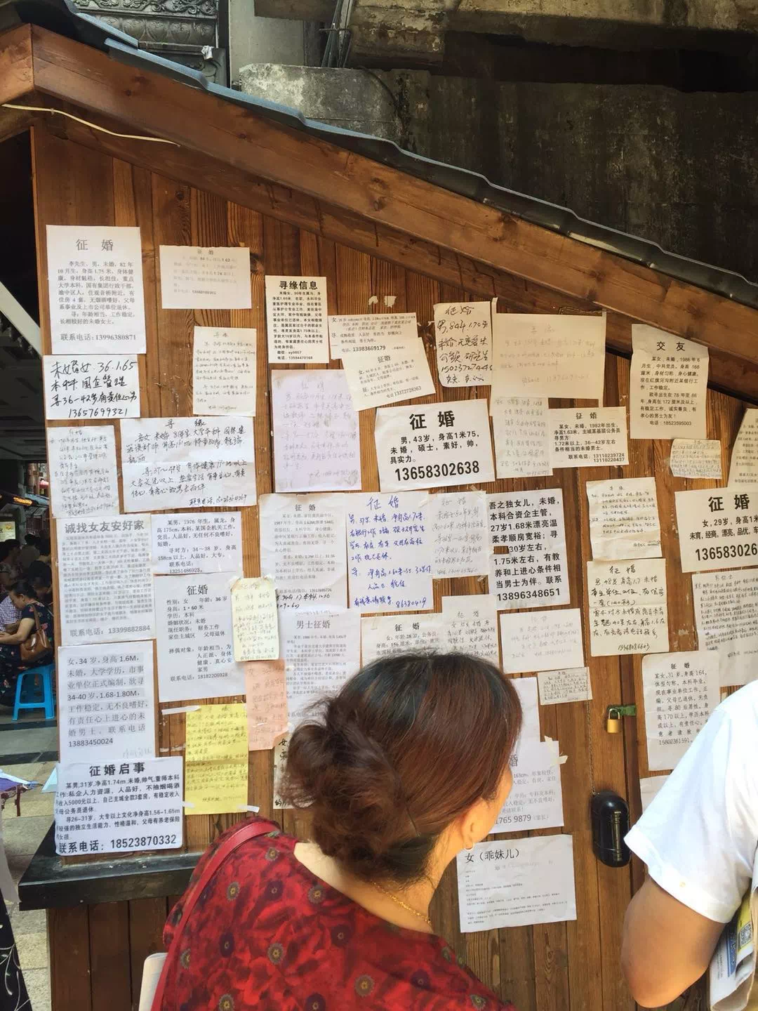 还有专门用来张贴相亲告示的展墙在这里除了单独经营的大爷大妈发现