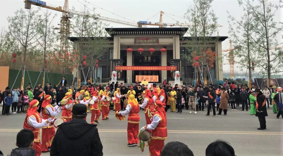 敲锣打鼓闹元宵!秧歌队来到临邑东海院子售楼处表演民间艺术!