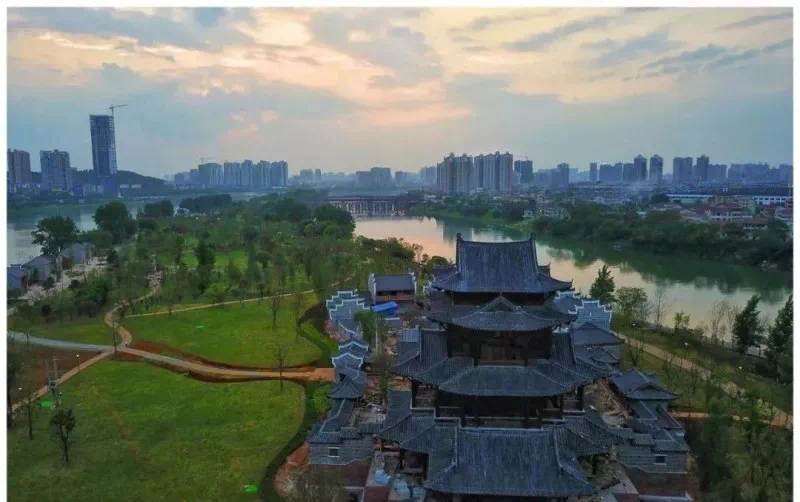 毗邻衡阳市唯一森林公园——南郊公园,与东洲岛景区无限风光两两呼应
