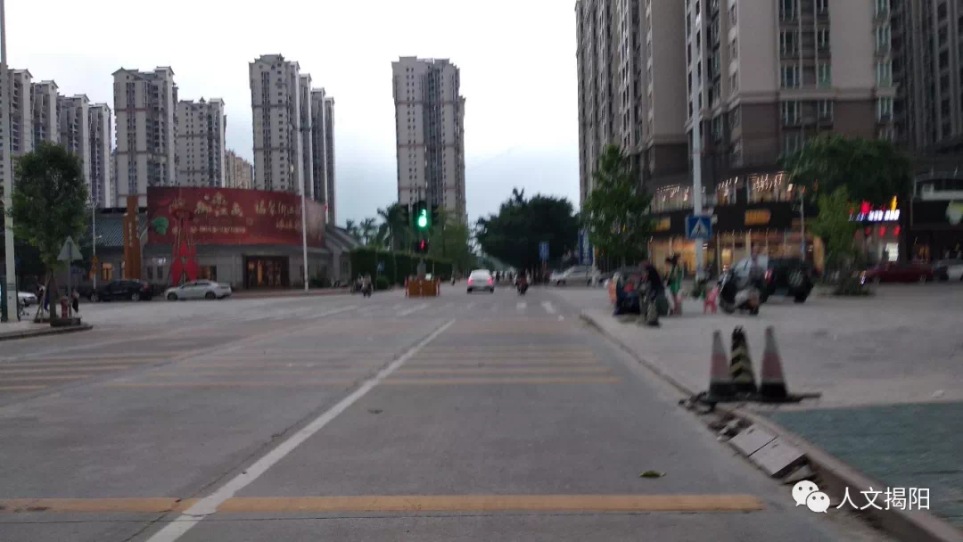 揭东人民广场这个路口终于设红绿灯了,过往司机请注意