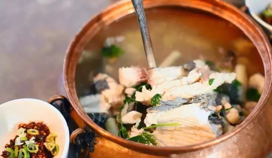 30  门 票:20元/人 美食 赏完景 享美食 抚仙湖铜锅鱼的做法以煮为主