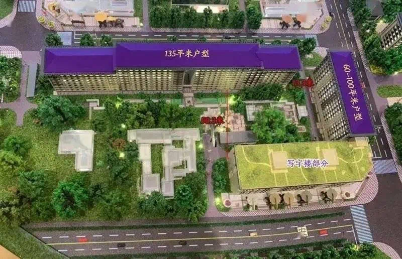 来源:不动产研习社 在建筑形式上,天坛府的外立面十分古色古香,汲取