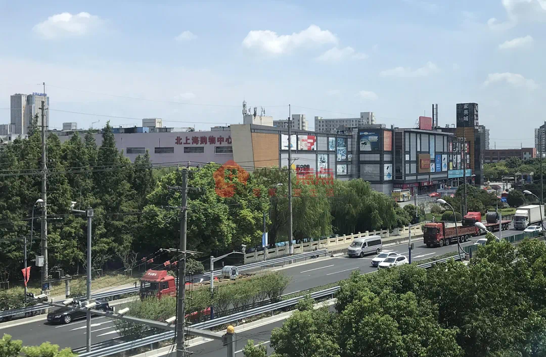 商业配套:当前1号线富锦路地铁站附近有不少沿街商业已经开业多年