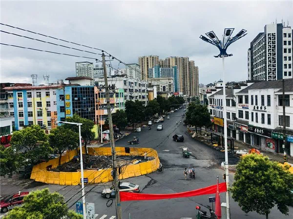 黄山晨刊图6月19日,黄山市中心城区仙人洞北路的黄山中路-清真寺路段