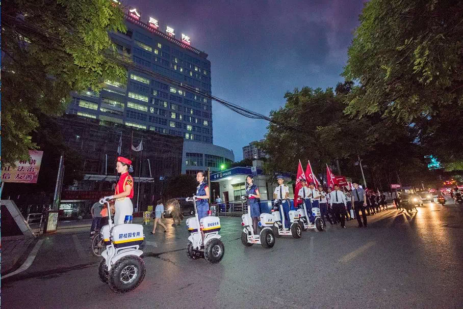 衡阳市区内出现了一支威风凛凛的队伍 骑着充满未来感的平衡车以昂扬