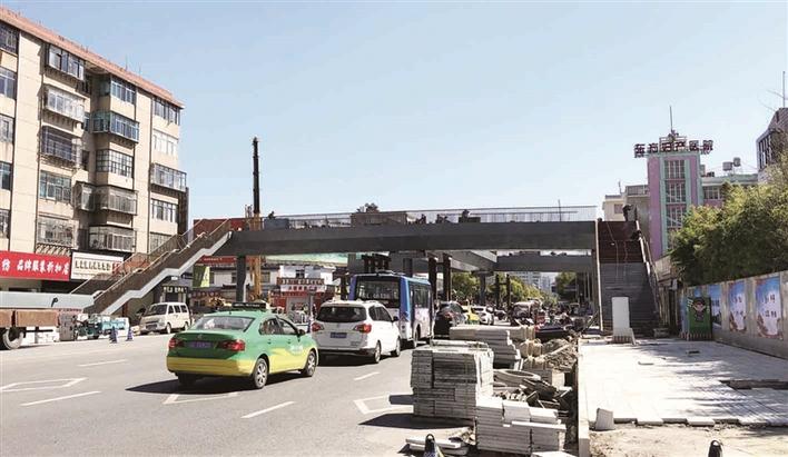 本报记者 杨  磊 文/图 大理市下关城区苍山路与兴盛路交叉口天桥