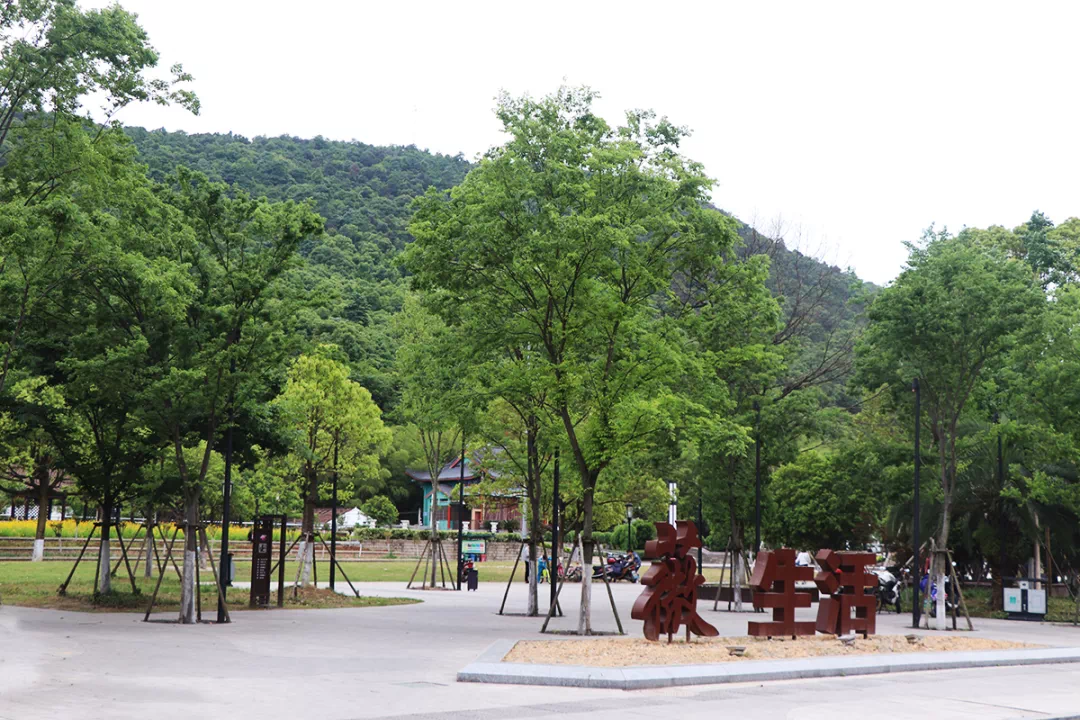 南靠风景秀丽的牛头山;小区往西300米是杨汛桥城市广场-紫薇广场,1